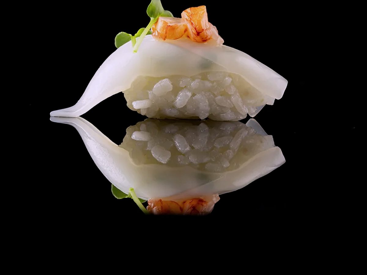 Nigiri e sashimi su piatto nero